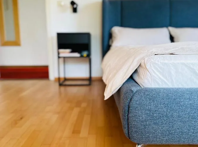 B17 Two Bed Apartment West Town
